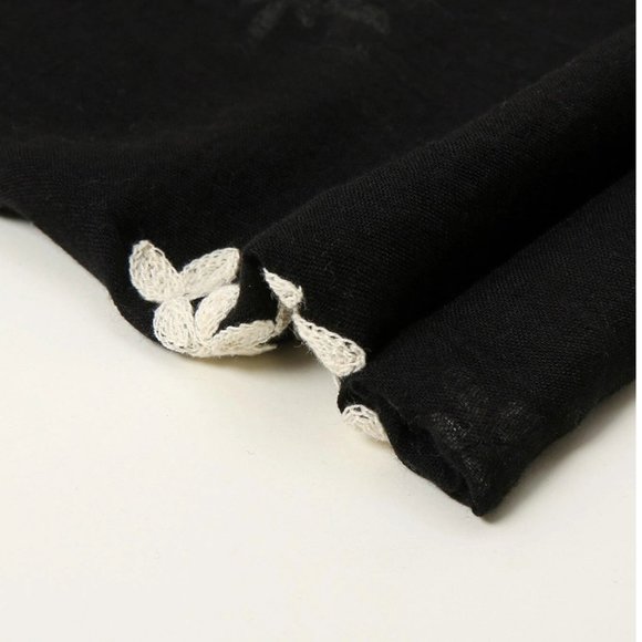 Black Flower Knit Scarf - Picture 3 of 4